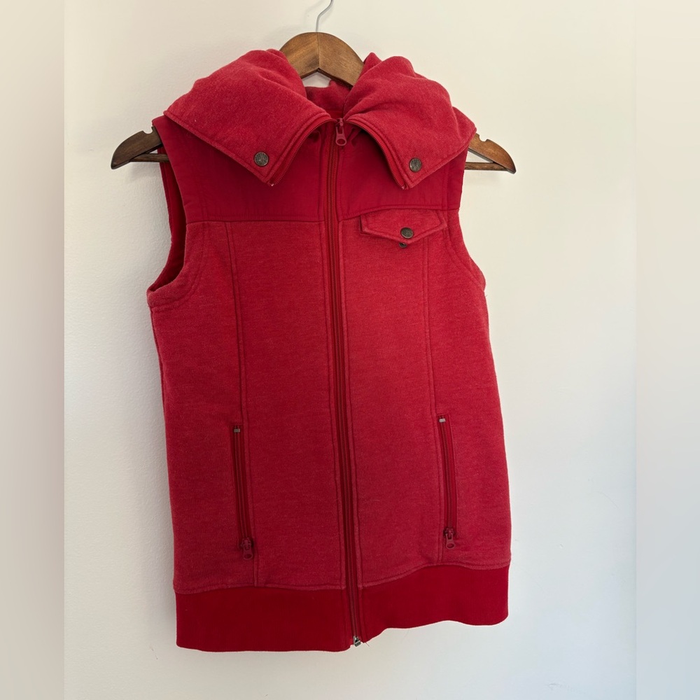 Burton hooded WB Starr vest in red with 4 pockets size small